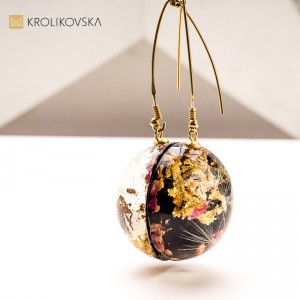 Komplet biżuterii z żywicy z kwiatami – prezent świąteczny handmade.