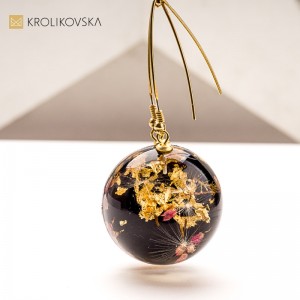 Komplet biżuterii z żywicy z kwiatami – prezent świąteczny handmade.