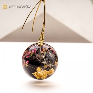 Komplet biżuterii z żywicy z kwiatami – prezent świąteczny handmade.