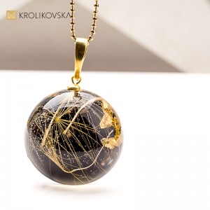 Naszyjnik z żywicy inspirowany zimowym ogrodem – prezent handmade