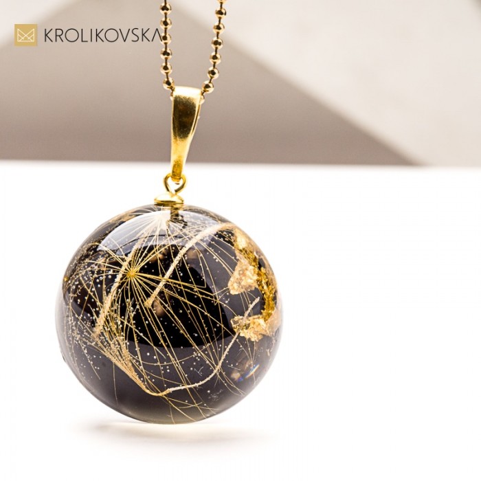 Naszyjnik z żywicy inspirowany zimowym ogrodem – prezent handmade