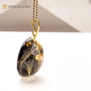 Naszyjnik z żywicy inspirowany zimowym ogrodem – prezent handmade1