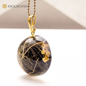 Naszyjnik z żywicy inspirowany zimowym ogrodem – prezent handmade