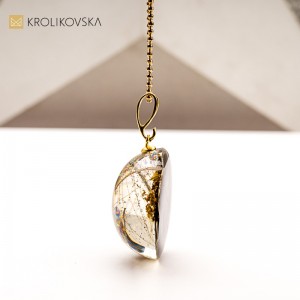 Naszyjnik z żywicy inspirowany zimowym ogrodem – prezent handmade