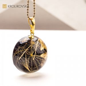 Naszyjnik z żywicy inspirowany zimowym ogrodem – prezent handmade