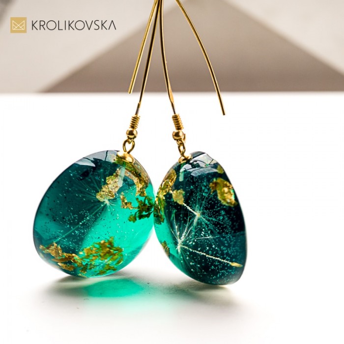Kolczyki z żywicy – prezent dla ukochanej kobiety.