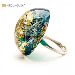 Pierścionek – prezent dla ukochanej kobiety.