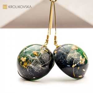 Złociste kolczyki z żywicy– prezent dla niej na Święta.