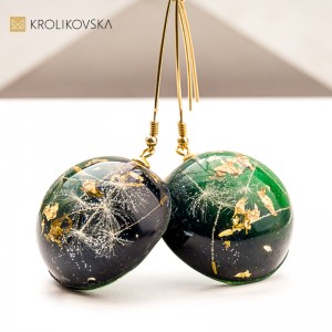 Złociste kolczyki z żywicy– prezent dla niej na Święta.1