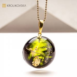 Naszyjnik z kwiatem w żywicy – symbol natury i spokoju świąt.