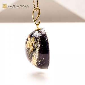 Naszyjnik z kwiatem w żywicy – symbol natury i spokoju świąt.1