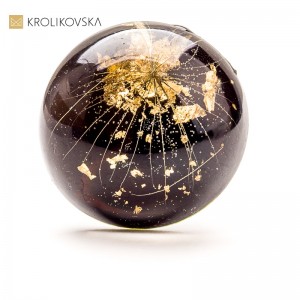 Pierścionek z żywicy z drobinkami złota – elegancki prezent pod choinkę.