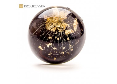 Pierścionek z żywicy z drobinkami złota – elegancki prezent pod choinkę.