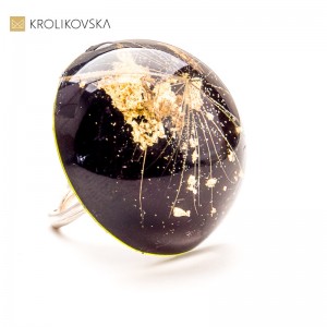 Pierścionek z żywicy z drobinkami złota – elegancki prezent pod choinkę.1