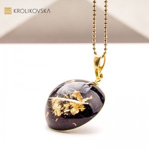 Artystyczny naszyjnik z zatopioną rośliną – biżuteria świąteczna handmade.1