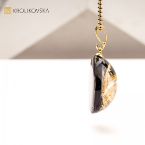 Artystyczny naszyjnik z zatopioną rośliną – biżuteria świąteczna handmade.