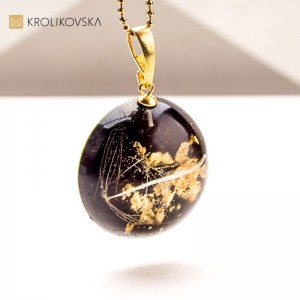 Artystyczny naszyjnik z zatopioną rośliną – biżuteria świąteczna handmade.