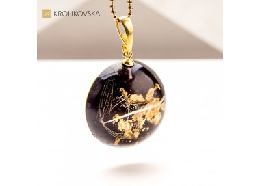 Artystyczny naszyjnik z zatopioną rośliną – biżuteria świąteczna handmade.