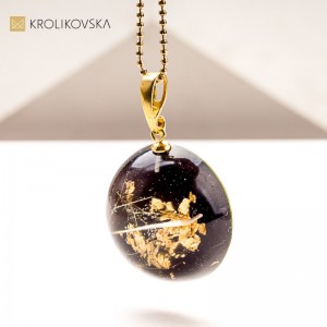Artystyczny naszyjnik z zatopioną rośliną – biżuteria świąteczna handmade.
