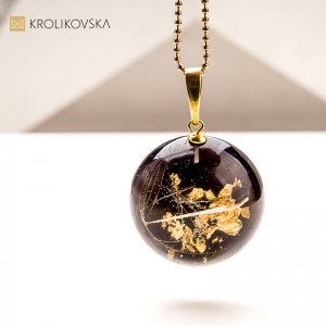 Artystyczny naszyjnik z zatopioną rośliną – biżuteria świąteczna handmade.