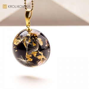 Naszyjnik z kwiatem w żywicy – wyjątkowy prezent na Święta Bożego Narodzenia.