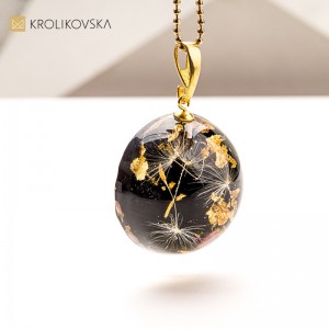 Naszyjnik z kwiatem w żywicy – wyjątkowy prezent na Święta Bożego Narodzenia.1