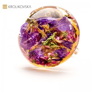 Pierścionek z prawdziwym kwiatem – idealny prezent na Dzień Kobiet.1