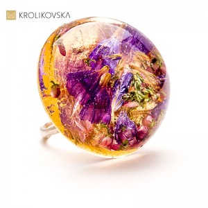 Pierścionek z prawdziwym kwiatem – idealny prezent na Dzień Kobiet.