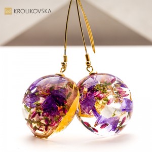 Biżuteria artystyczna z żywicy – prezent na Święta Bożego Narodzenia.