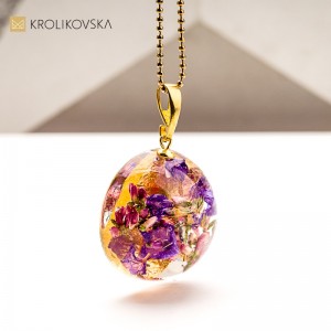 Naszyjnik z kwiatem w żywicy – idealny prezent dla przyjaciółki. 1