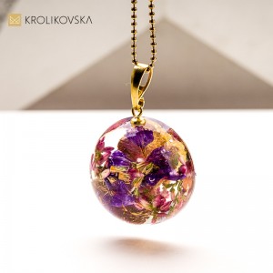 Naszyjnik z kwiatem w żywicy – idealny prezent dla przyjaciółki.