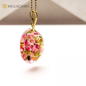 Naszyjnik z prawdziwym kwiatem – idealny prezent na Dzień Kobiet.1