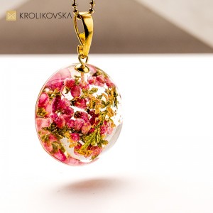 Naszyjnik z prawdziwym kwiatem – idealny prezent na Dzień Kobiet.