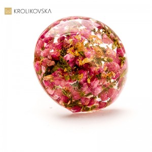 Pierścionek z kwiatem w żywicy – idealny prezent dla przyjaciółki