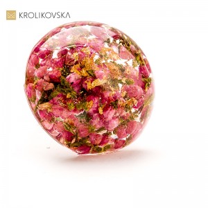 Pierścionek z kwiatem w żywicy – idealny prezent dla przyjaciółki