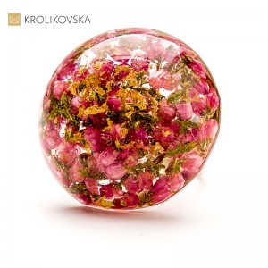 Pierścionek z kwiatem w żywicy – idealny prezent dla przyjaciółki1