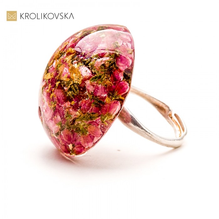 Pierścionek z kwiatem w żywicy – idealny prezent dla przyjaciółki