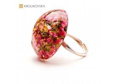 Pierścionek z kwiatem w żywicy – idealny prezent dla przyjaciółki