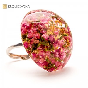 Pierścionek z kwiatem w żywicy – idealny prezent dla przyjaciółki