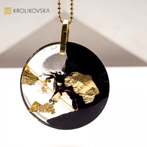 Naszyjnik z żywicy i złotem – ręcznie wykonany detal z duszą.