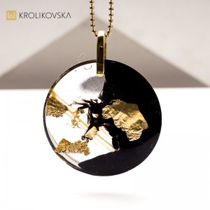 Naszyjnik z żywicy i złotem – ręcznie wykonany detal z duszą.1