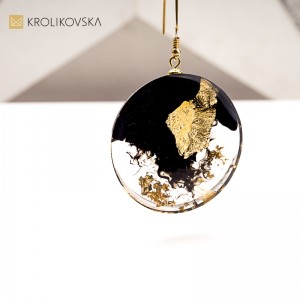 Kolczyki z żywicy i złotem – ręcznie wykonany detal z duszą1