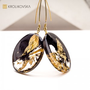 Kolczyki z żywicy i złotem – ręcznie wykonany detal z duszą