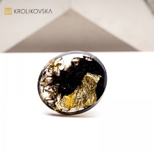 Pierścionek z zatopionym płatkiem złota– magia w żywicy.