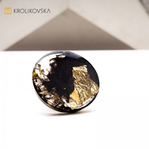 Pierścionek z zatopionym płatkiem złota– magia w żywicy.1