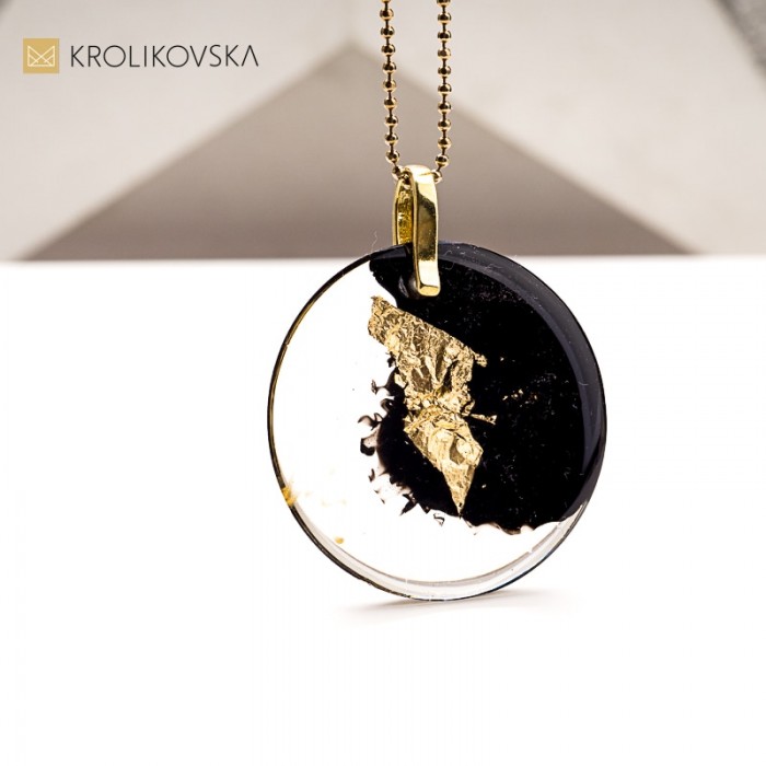 Złoty akcent w naszyjniku z żywicy – elegancki naszyjnik. Złoty akcent w naszyjniku z żywicy – elegancki naszyjnik.