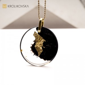 Złoty akcent w naszyjniku z żywicy – elegancki naszyjnik.1