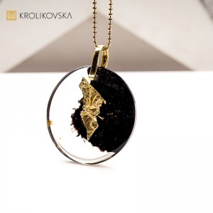 Złoty akcent w naszyjniku z żywicy – elegancki naszyjnik. Złoty akcent w naszyjniku z żywicy – elegancki naszyjnik.