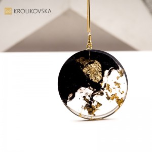 Złoty akcent w żywicy – eleganckie kolczyki.1