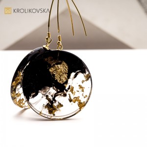 Złoty akcent w żywicy – eleganckie kolczyki.
